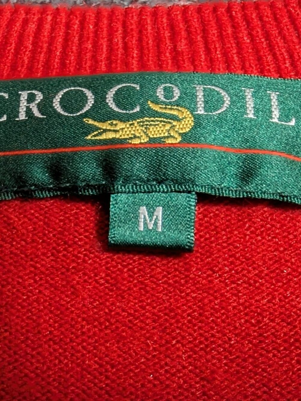 Crocodile V-neck sleeveless sweater (sweater vest) features